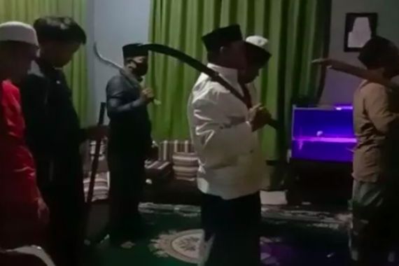 Viral Seruan Jihad Sambil Tenteng Pedang Saat Salat, Polisi Langsung Turun Tangan - JPNN.COM