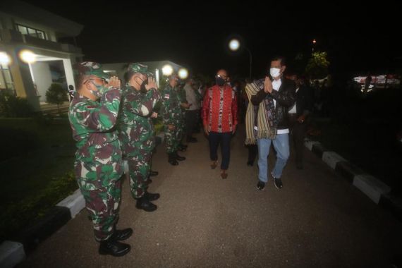 Doni Monardo Tiba di Kupang, Pesawatnya Dipenuhi Bantuan untuk Pengungsi - JPNN.COM