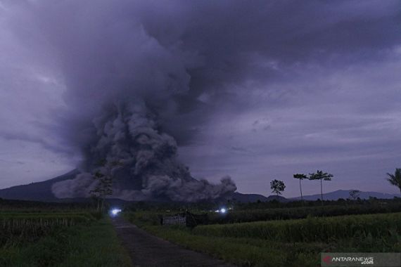 Semeru Erupsi, Sukarelawan Aremania Bantu Evakuasi Warga - JPNN.COM