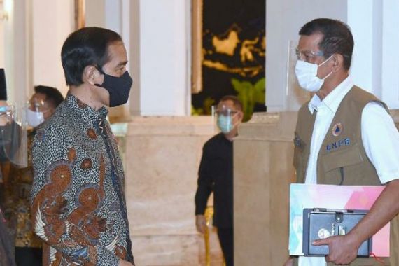 Presiden Jokowi dengan Rombongan Terbatas Berangkat ke Lokasi Bencana Banjir Kalsel - JPNN.COM