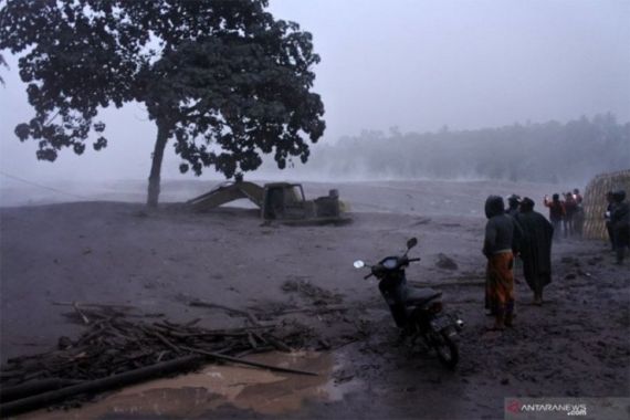 Lihat, Bupati Lumajang Sampai Sulit Berkata, Panasnya Masih Terasa Sekali - JPNN.COM