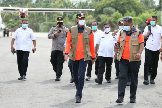Letjen Doni Monardo Sampaikan Pesan Presiden Jokowi kepada Pengungsi di Lembata - JPNN.COM