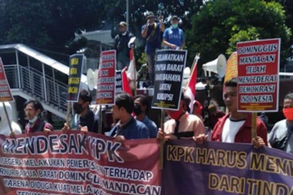 Massa Mahasiswa Desak KPK Usut Tuntas Dugaan Praktik Korupsi di Papua Barat - JPNN.COM