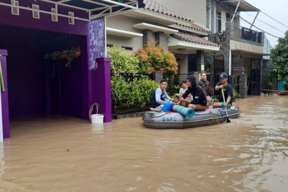 Kesaksian Warga Tiba-tiba Air Merendam Ratusan Rumah, Tanggul Kali Jebol - JPNN.COM