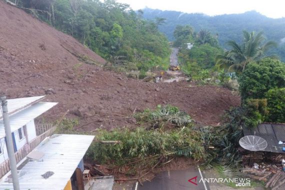 Jalur Bandung-Garut Tertutup Longsor, Rumah Warga Rusak - JPNN.COM