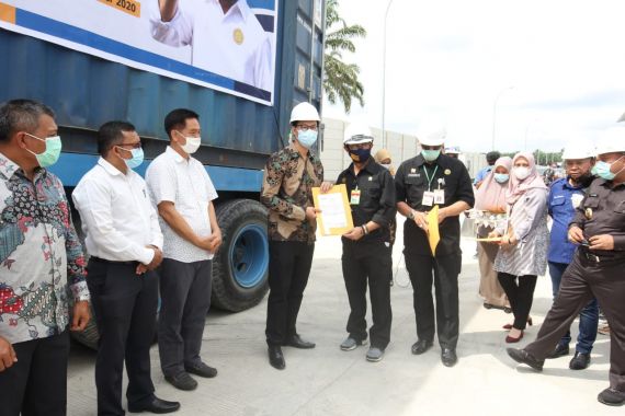 Mentan Lepas Ekspor Perdana Larva Kering Riau ke Inggris - JPNN.COM