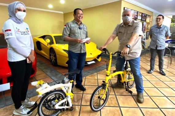 Perkenalkan, Inilah Sepeda Kuning Lipat Model Brompton Merek 'Bamsoet' - JPNN.COM