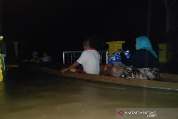 Banjir Makin Parah, Listrik Padam, Warga Terpaksa Mengungsi - JPNN.COM