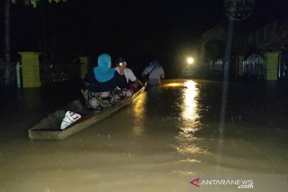 Banjir Melanda Kawasan Lhoksukon, Jalan Lintas Medan-Banda Aceh Lumpuh - JPNN.COM