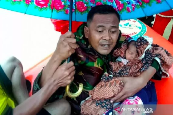 Detik-detik Prajurit TNI Selamatkan Bayi dan Ibu Terjebak Banjir di Rantau Peureulak - JPNN.COM