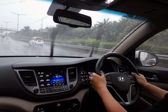 Pengemudi Mobil Dilarang Ngebut saat Hujan, Begini Alasannya - JPNN.COM