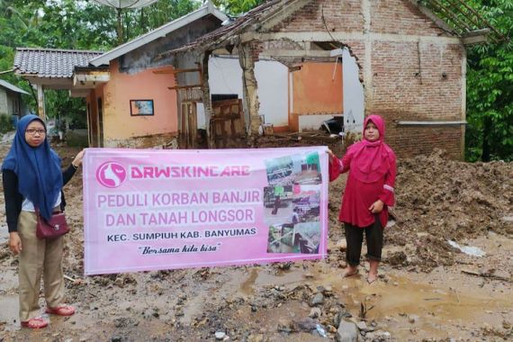 DrW Skincare Salurkan Bantuan untuk Korban Banjir di Banyumas - JPNN.COM