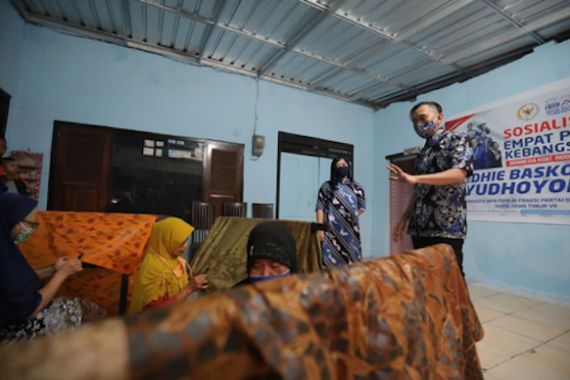 Ibas Ajak Generasi Muda Lestarikan Batik Pacitan dengan Membatik - JPNN.COM