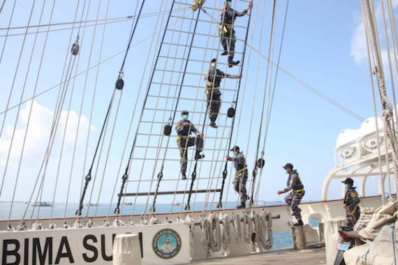 KRI Bima Suci Lanjutkan Pelayaran Etape Ke-9 Dari Sorong Menuju Tual - JPNN.COM