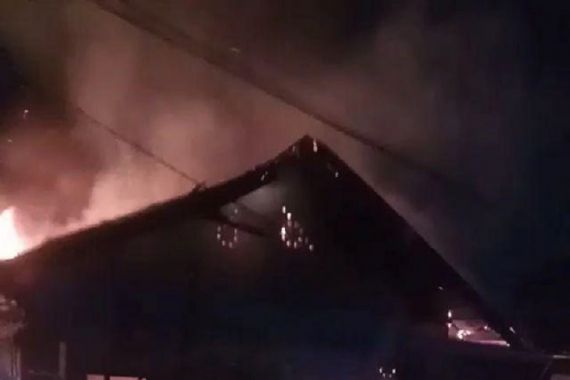 Untung Nabaho dan Endi Rosa Terjebak dalam Kebakaran Rumah, Kondisi Mengenaskan - JPNN.COM