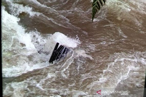 Cari Operator Alat Berat yang Terseret Longsor, Tim SAR Sampai Pasang Jaring di Hilir Sungai - JPNN.COM