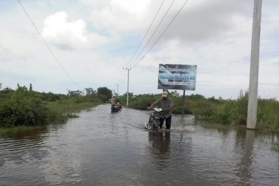 Aceh Utara Diterjang Banjir, Jalan Lintas Kecamatan Ini Sulit Diterobos - JPNN.COM