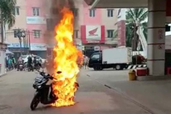 Duarr!! Honda Vario Tiba-Tiba Terbakar, Pengunjung SPBU Panik - JPNN.COM