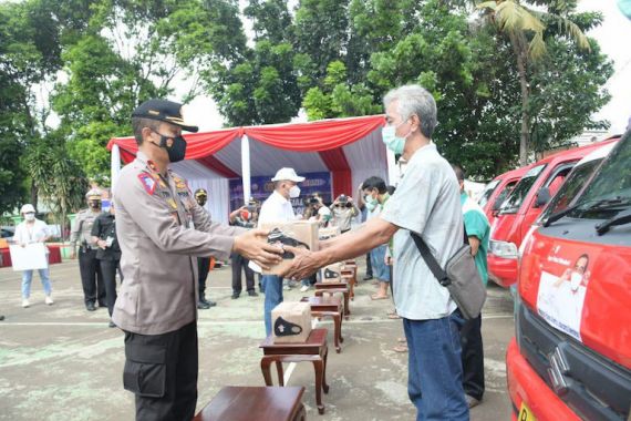 Korlantas Serahkan 9.500 Sembako ke Opang dan Sopir Angkot di Bintaro - JPNN.COM