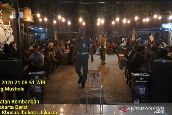 Pengunjung Kafe Berjubel, Satpol PP Datang, Hemm.. - JPNN.COM