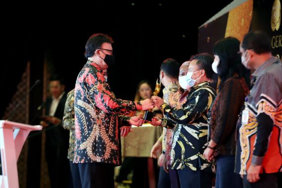 Top, Sekda Sumedang Raih Piala Adhigana dari MenPAN-RB di Ajang Anugerah ASN 2020 - JPNN.COM