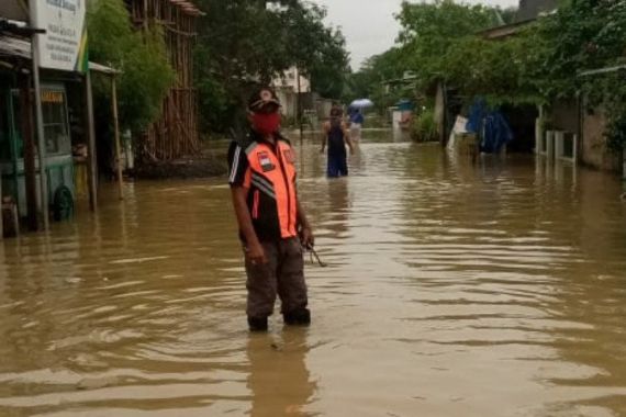 Longsor dan Banjir Terjang Cilacap, Ratusan Orang Mengungsi - JPNN.COM