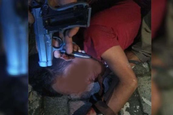 Todong Polisi dengan Senjata Soft Gun, Firman Junius Diamuk Massa Jadi Kayak Begini - JPNN.COM