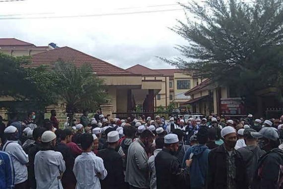 Polres Bogor Kota Dikepung Jemaah Habib Rizieq, Tuntut Imam Besar FPI Dibebaskan - JPNN.COM