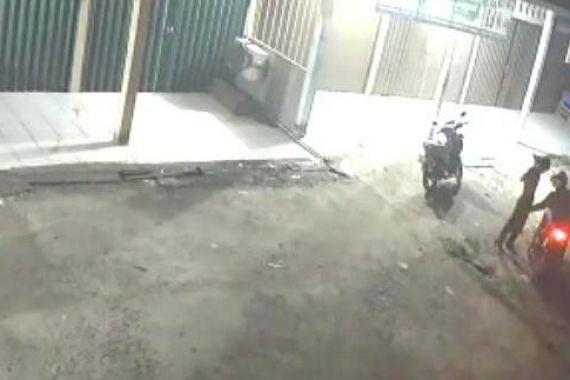 Karudin Disergap Perampok Bersenpi di Jalan, Rekaman CCTV Viral di Medsos - JPNN.COM