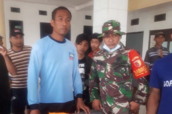 Anggota Kopaska TNI AL Sertu Ikhwan Selamatkan Warga yang Terseret Banjir - JPNN.COM