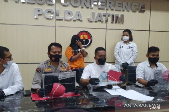 2 Wanita dan Pria di Ruang Karaoke, Lagi Main 'Kuda-kudaan' Tanpa Celana Dalam - JPNN.COM