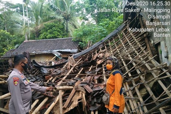 Belasan Rumah-Pondok Pesantren di Lebak Diterjang Angin Puting Beliung - JPNN.COM
