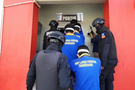 Dikawal Petugas Bersenjata Lengkap, 50 Napi Bandar Narkoba dari Aceh Dipindah ke Nusakambangan - JPNN.COM