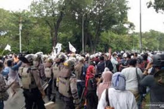 Berusaha Melawan Polisi Saat Akan Dibubarkan, 155 Massa Aksi 1812 Ditangkap - JPNN.COM