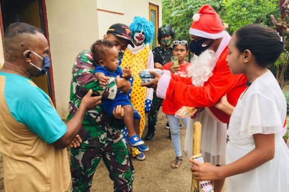 Keren, Prajurit Satgas Yonif 125/Simbisa Bersama Sinterklas Bagikan Kado Natal - JPNN.COM