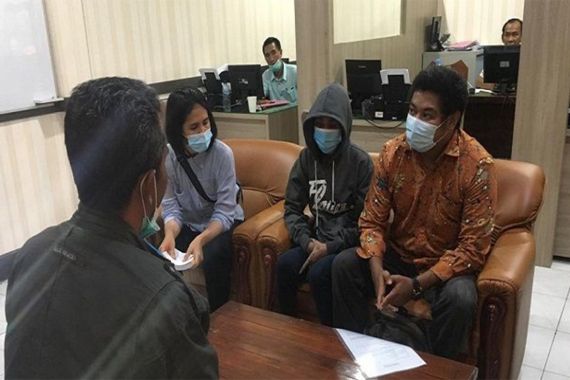 Briptu RCN Dobrak Pintu Kamar, Pria Hidung Belang Disuruh Keluar, Lampu Dimatikan - JPNN.COM