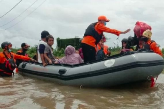 Ratusan Rumah di Makassar Terendam Banjir, Tim SAR Gabungan Sigap Evakuasi Warga - JPNN.COM