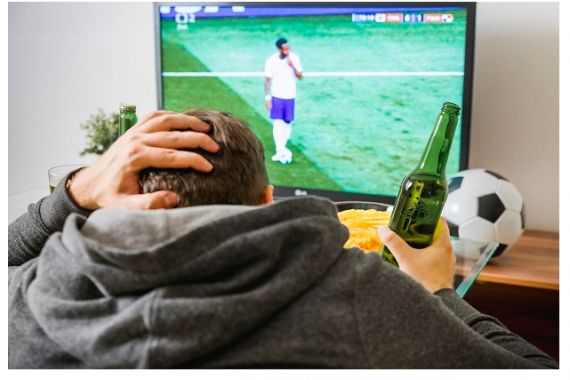 7 Cara Menjaga Imun saat Menonton Pertandingan Bola Dini Hari - JPNN.COM