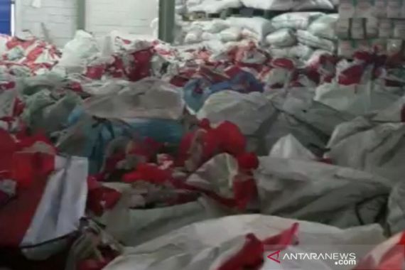 50.000 Karung Bansos Terbengkalai, Sudah 3 Bulan di Gudang, Kacau - JPNN.COM
