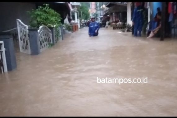 Sungai Sugi Meluap, Tarempa Anambas Diterjang Banjir - JPNN.COM