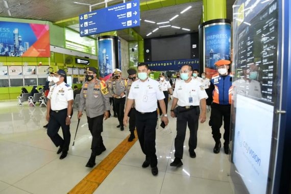 Cek Kesiapan Pengamanan Nataru di Stasiun Gambir, Kakorlantas Ingatkan 3M - JPNN.COM