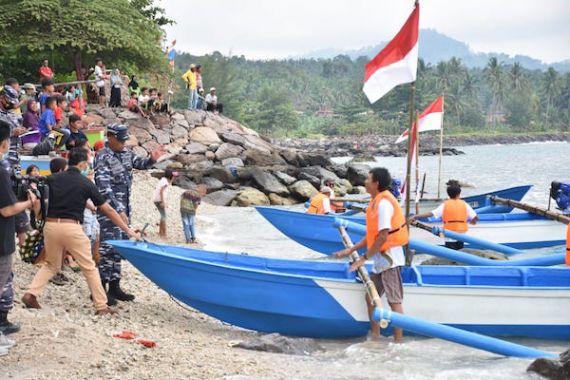 Serahkan 7 Unit Perahu Nelayan di Lampung, Begini Harapan Brigjen TNI Marinir Nuri Andrianis - JPNN.COM