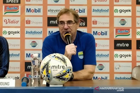 Hadapi Persija di Final Piala Menpora 2021, Pelatih Persib Robert Alberts Cuma Bilang Begini - JPNN.COM