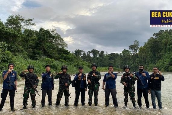Bea Cukai- Satgas Pamtas TNI RI-PNG Gagalkan Penyelundupan Narkotika - JPNN.COM