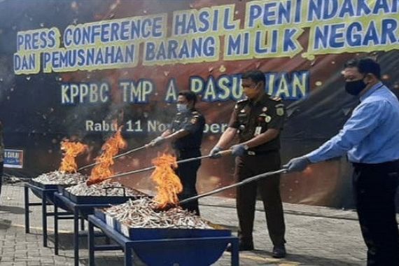 Bea Cukai Musnahkan Barang Ilegal Hasil Penindakan di Tiga Provinsi - JPNN.COM