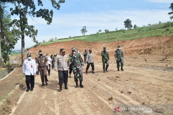Pembukaan Jalur Puncak Dua Bogor Selesai Digarap TNI - JPNN.COM