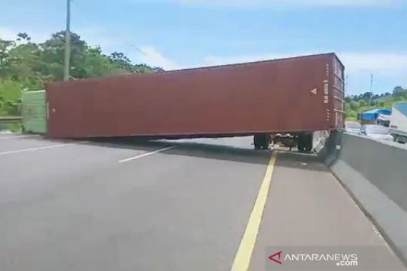 Lalu Lintas di Tol Cipularang Sempat Macet, Ini Penyebabnya - JPNN.COM