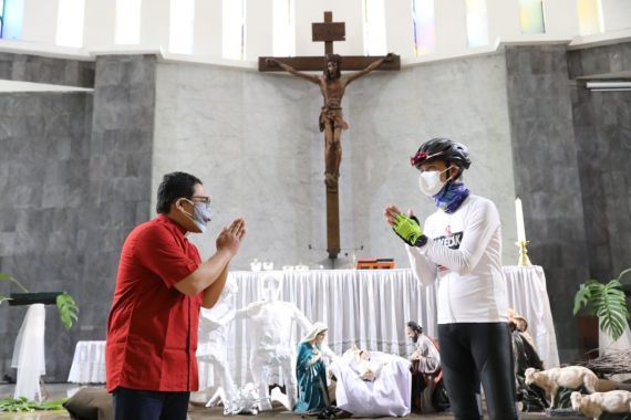 Gubernur Ganjar Melihat Keunikan saat Mengunjungi Gereja-gereja di Semarang Jelang Natal - JPNN.COM