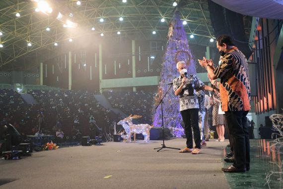 Ganjar Pranowo: Selamat Natal, Saya Tidak Akan Mengganggu Waktu Ibadah Panjenengan - JPNN.COM