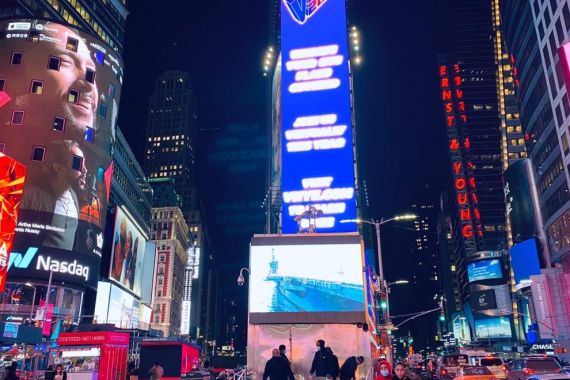 Rilis Lagu Natal, Maruli Tampubolon Muncul di Times Square New York - JPNN.COM